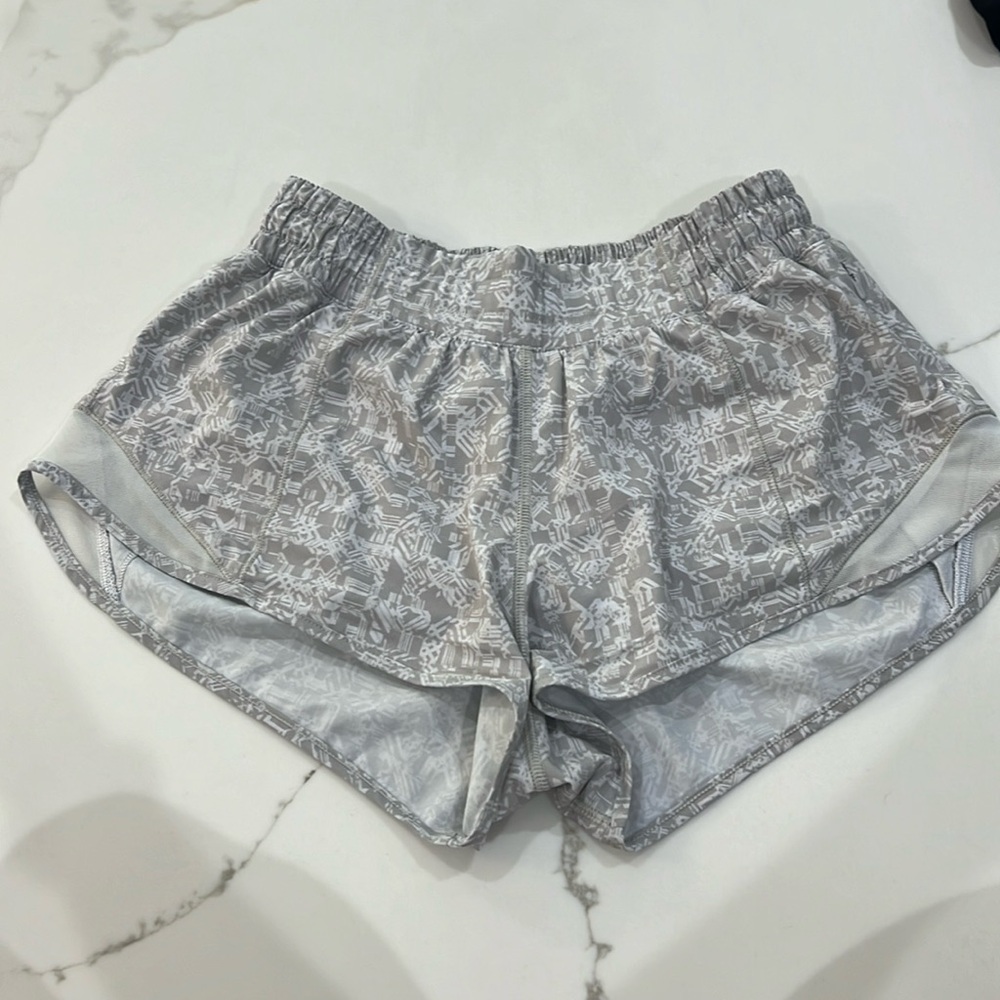 Lulu lemon gray and white pattern shorts